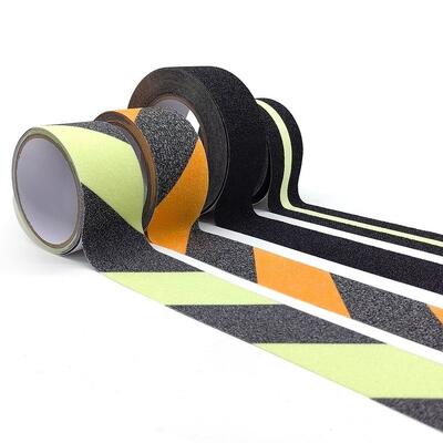 Bandes d'adhérence pour plancher de surface abrasive pour les zones industrielles à risque de plancher