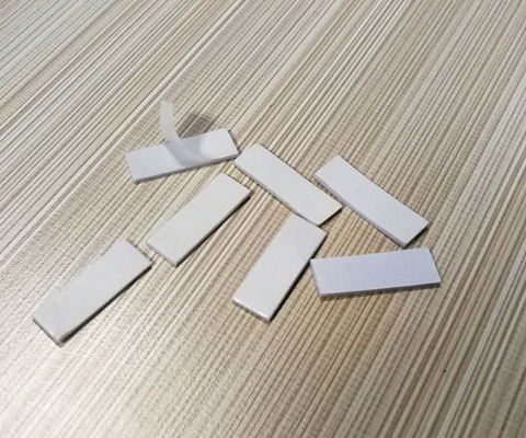 Bande blanche de mousse découpée avec des matrices par adhésif fort pour toute forme, haut support de fixation collant