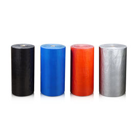 Le tapis coloré bleu/d'argent ruban adhésif de petit pain enorme de cachetage joint le bord